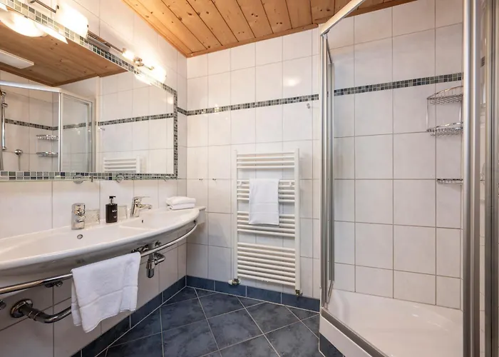 Austria - Natural Lifestyle Auf Der Piste オーバータウエルン